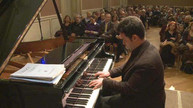 il pianista Marco Grilli mentre esegue "La speranza" di Francesco Marino